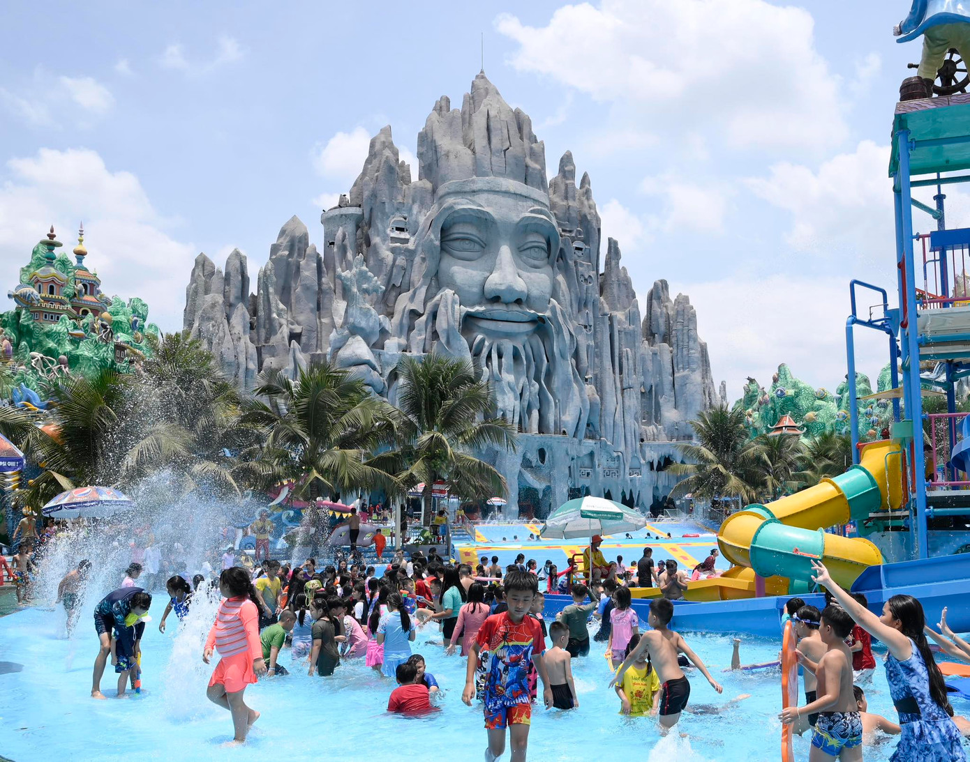 Với giá vé chỉ 150.000đ dành cho người lớn và 100.000đ dành cho trẻ em, nhiều gia đình cũng lựa chọn để đến vui chơi và tránh cái nóng oi bức trong dịp lễ này.