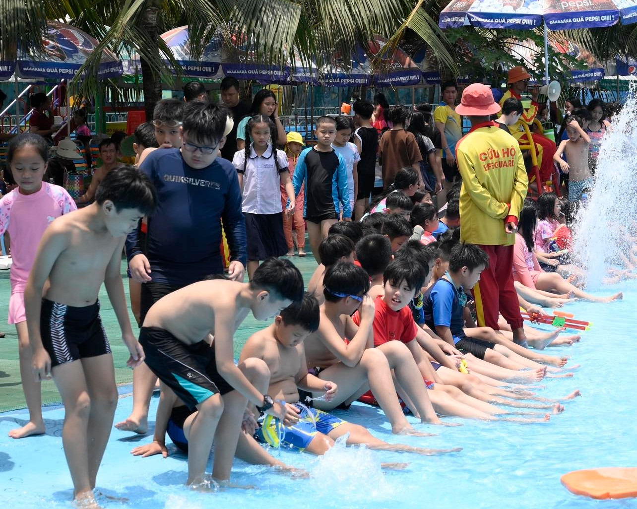 Đông nghẹt khách hoà mình trong dòng nước mát lạnh hay ngâm chân cho bớt cái nóng oi ả