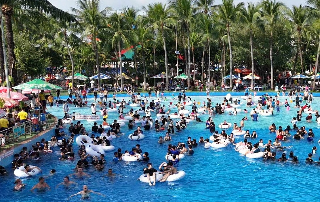 Hồ bơi luôn chật kín khách.