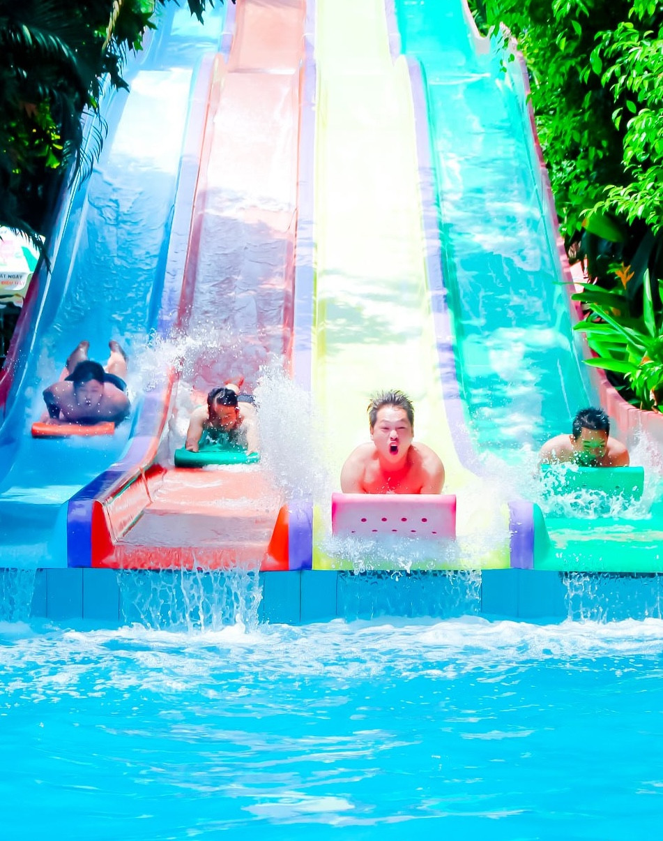 Với giá vé 160.000đ cho trẻ em, 200.000 cho người lớn (riêng trẻ cao dưới 0,8m được miễn phí), khách có thể vui chơi trong công viên nước suốt cả ngày nên nhiều người đã lựa chọn vào vui chơi, tránh cái nóng oi ả của đầu hè tại thành phố.
