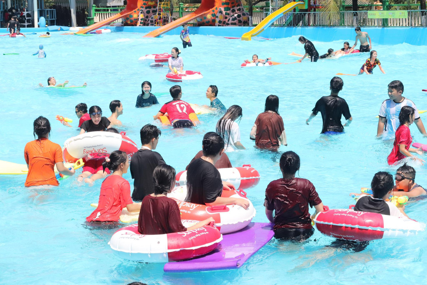 Nhiều du khách chọn ngâm mình trong dòng nước