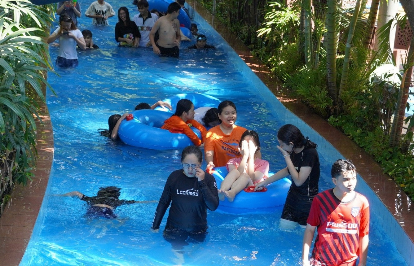 Du khách thả bộ thư giãn trong "dòng sông lười"