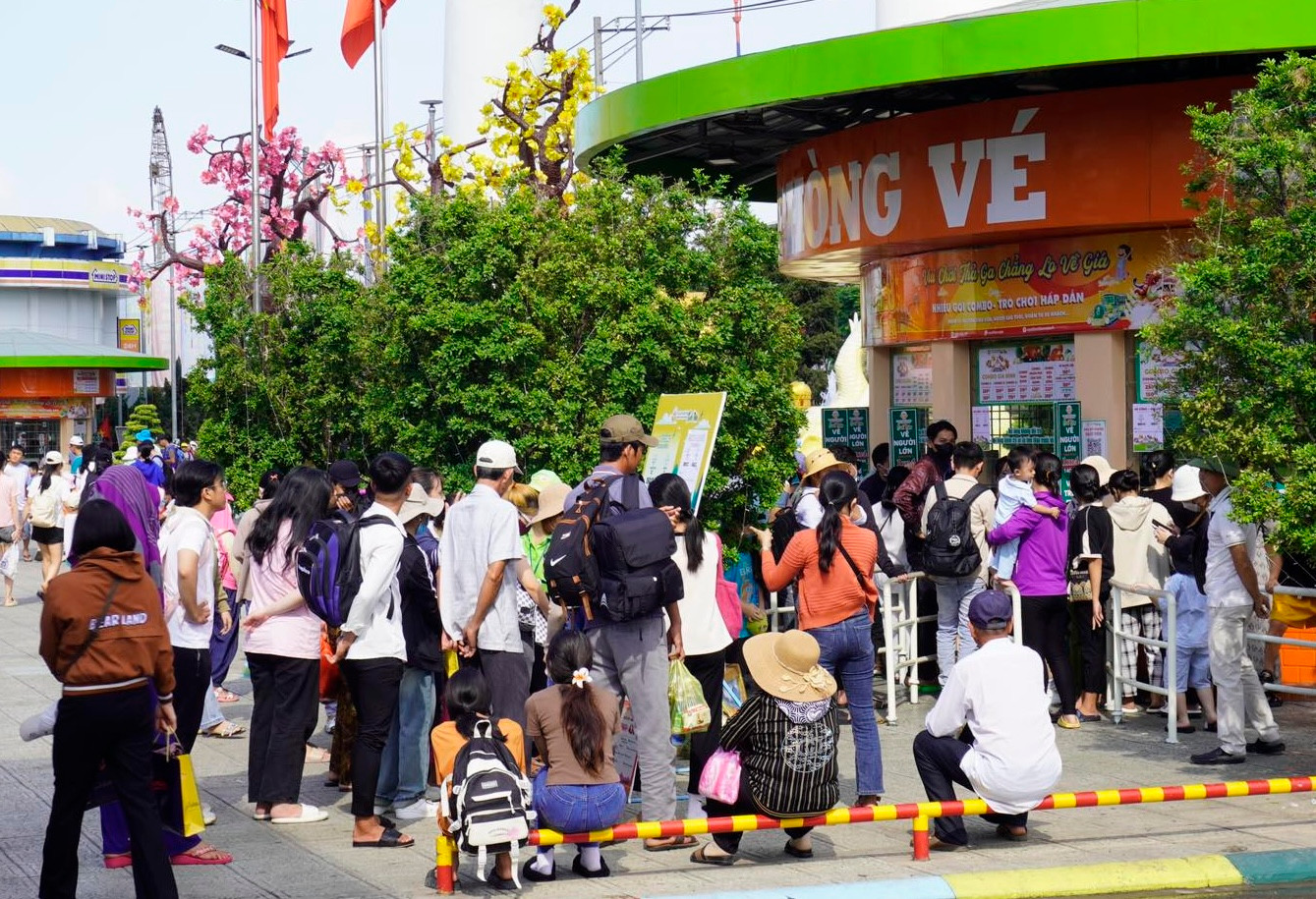 Cũng tương tự như thế, tại khu Biển Tiên Đồng- Ngọc Nữ thuộc Công viên văn hoá Suối Tiên (TP Thủ Đức, TPHCM) cũng mang đến cho du khách cảm giác sảng khoái trong làn nước mát lành, vui đùa thỏa thích với những cơn sóng nhân tạo cao hơn 1m cùng hơn 30 trò chơi liên hoàn dưới nước, hệ thống máng trượt thần tốc và hệ thống hang động kỳ bí. Trong ảnh: Du khách xếp hàng mua vé vào khu biển Tiên Đồng - Ngọc Nữ