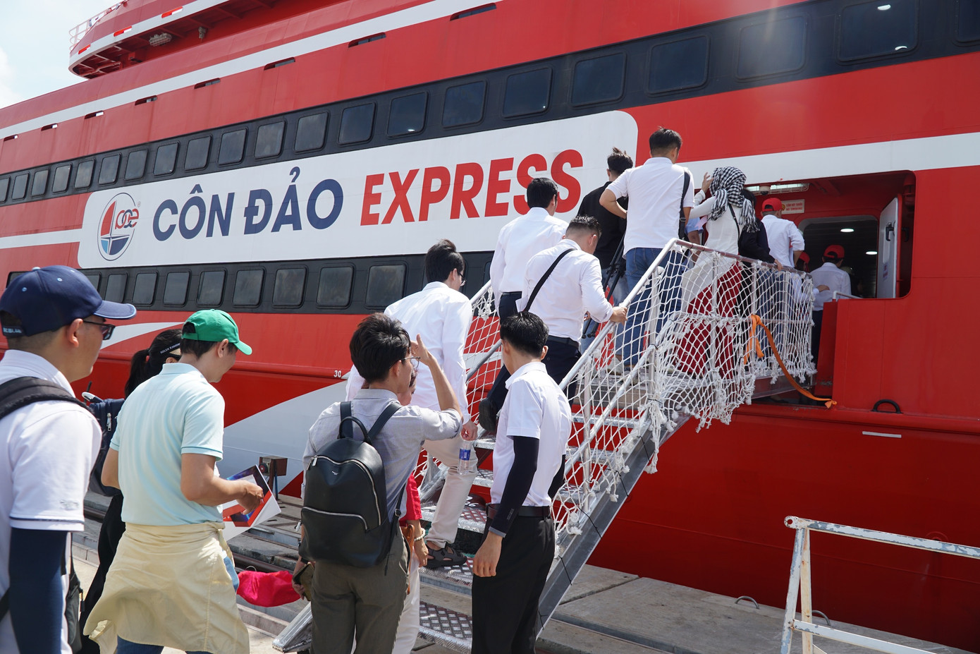 Khách lên tàu cao tốc Thăng Long tại TPHCM