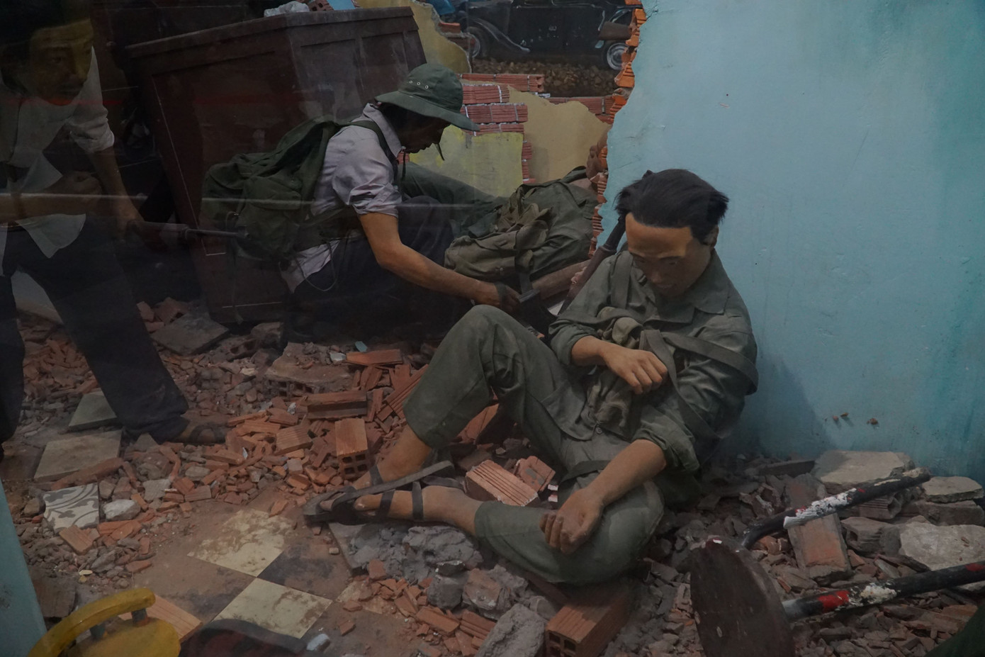 Một chiến sĩ Giải phóng đang tự băng bó vết thương