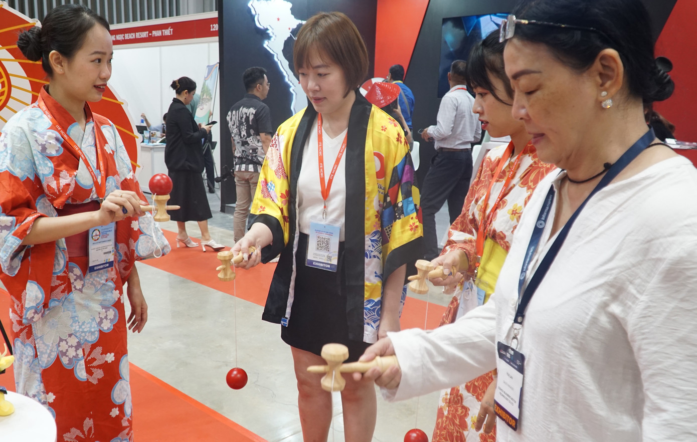 Du khách trải nghiệm các sản phẩm du lịch tại TPHCM. Du khách trải nghiệm các sản phẩm du lịch tại TPHCM.