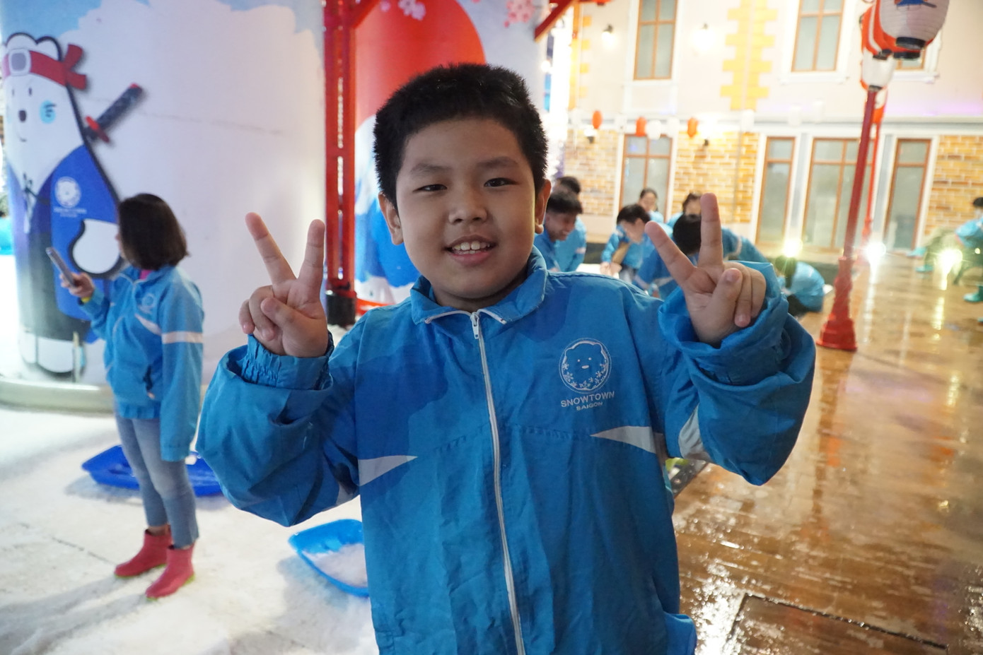 Một chú bé cười rất tươi khi được vào sân băng