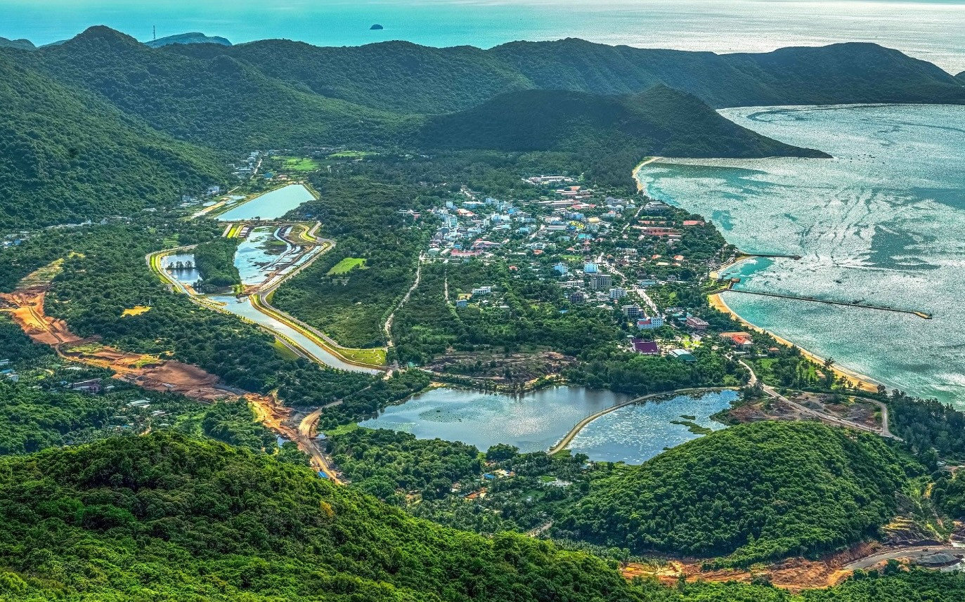 Một góc huyện Côn Đảo nhìn từ trên cao Một góc huyện Côn Đảo nhìn từ trên cao