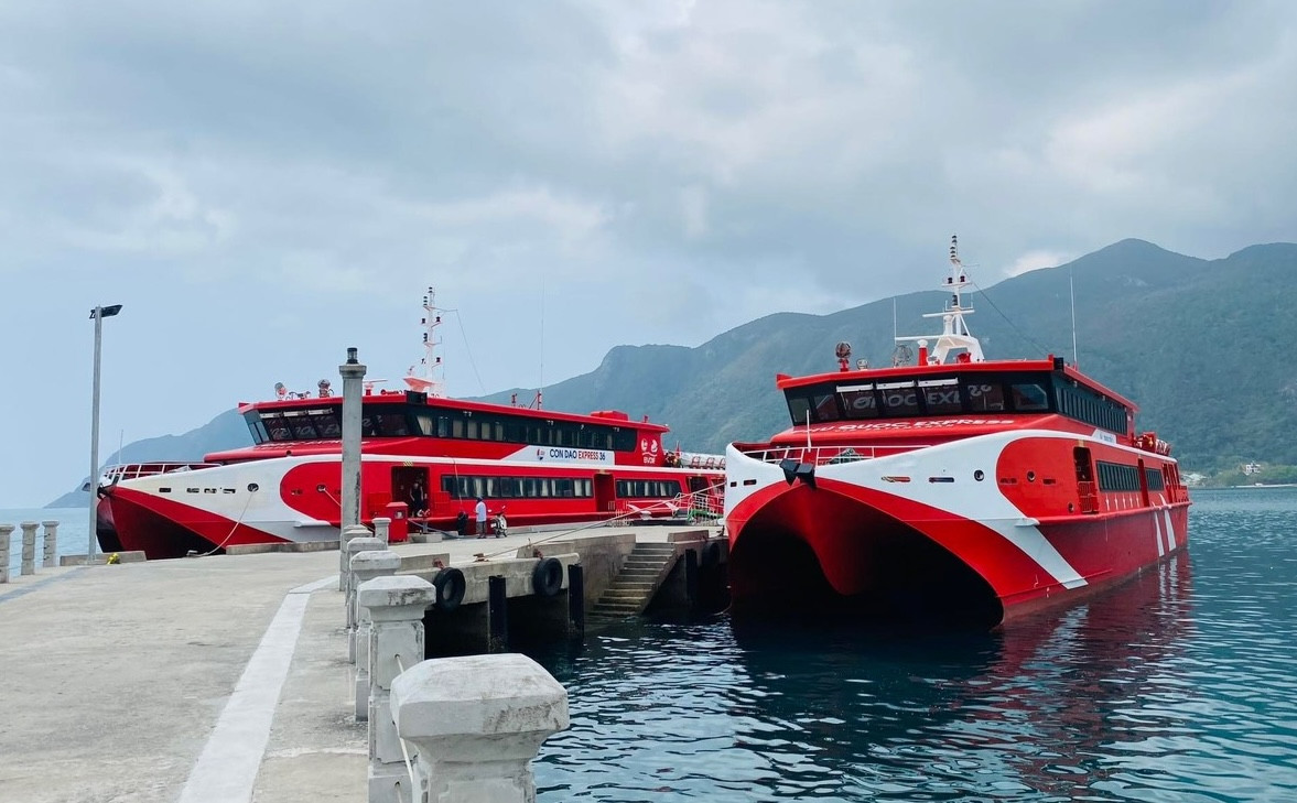 Tàu cao tốc cập bến tại cảng Bến Đầm Côn Đảo Tàu cao tốc cập bến tại cảng Bến Đầm Côn Đảo