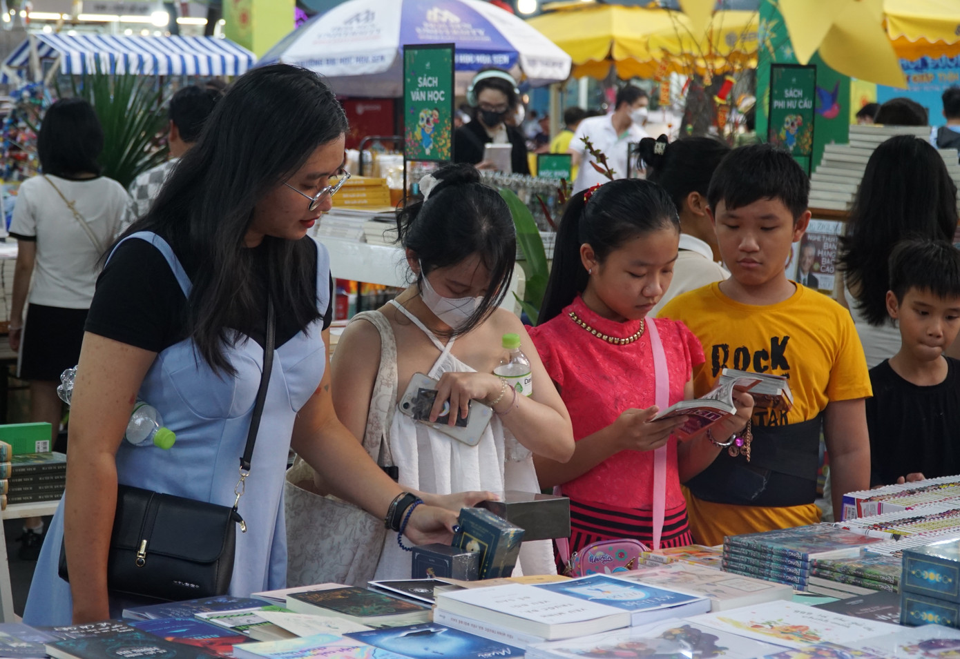 Bạn đọc tại Đường sách Tết Giáp Thìn
