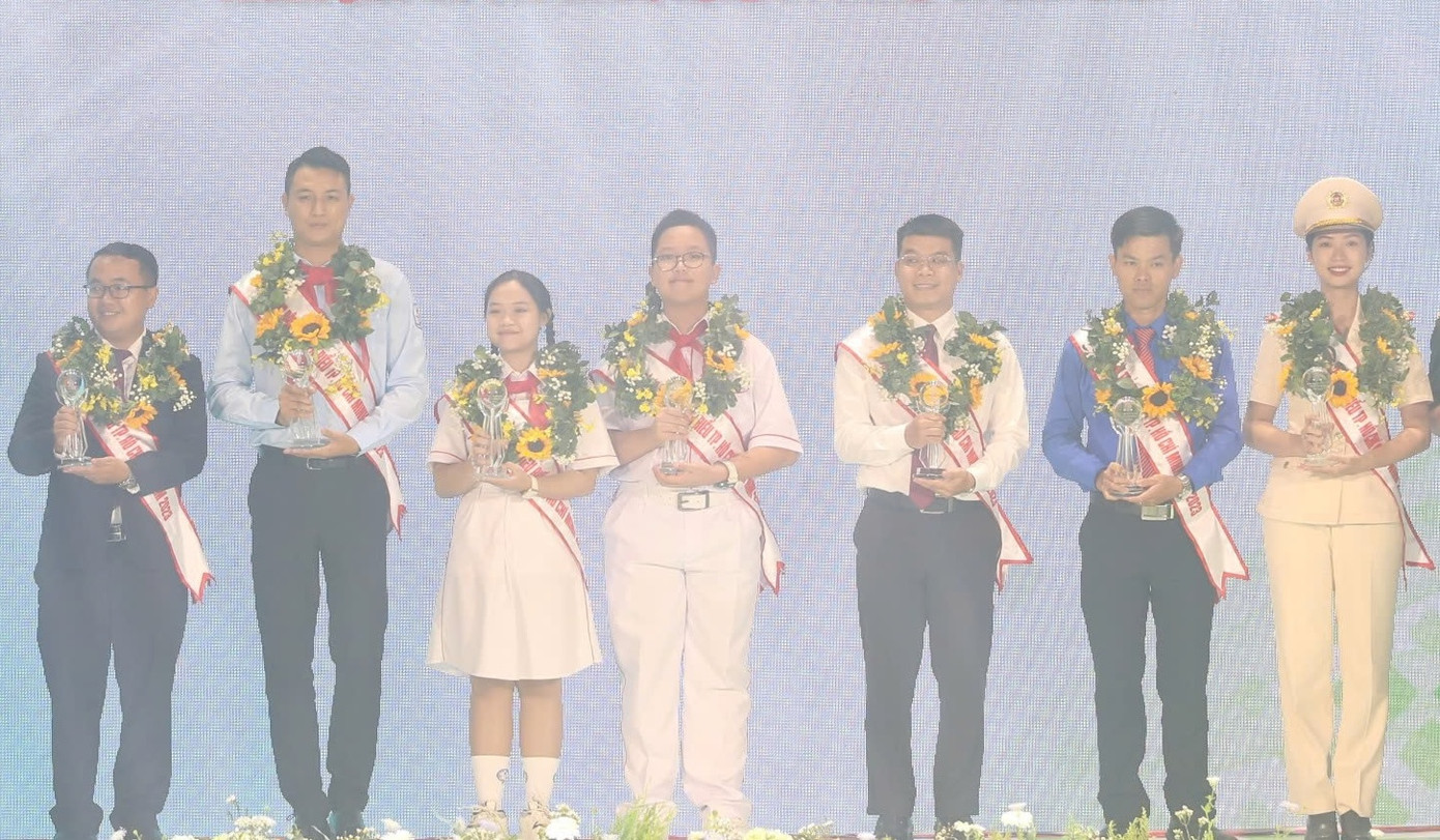 Các công dân trẻ tiêu biểu TPHCM 2024. Ảnh: Ngô Tùng Các công dân trẻ tiêu biểu TPHCM 2024. Ảnh: Ngô Tùng