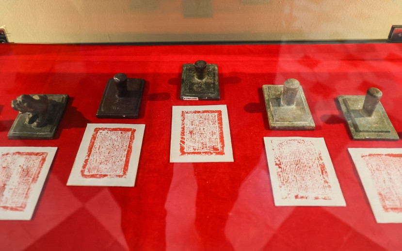 Những chiếc Ấn - Tín được trưng bày tại Du Xuân - Cổ ngoạn. Những chiếc Ấn - Tín được trưng bày tại Du Xuân - Cổ ngoạn.