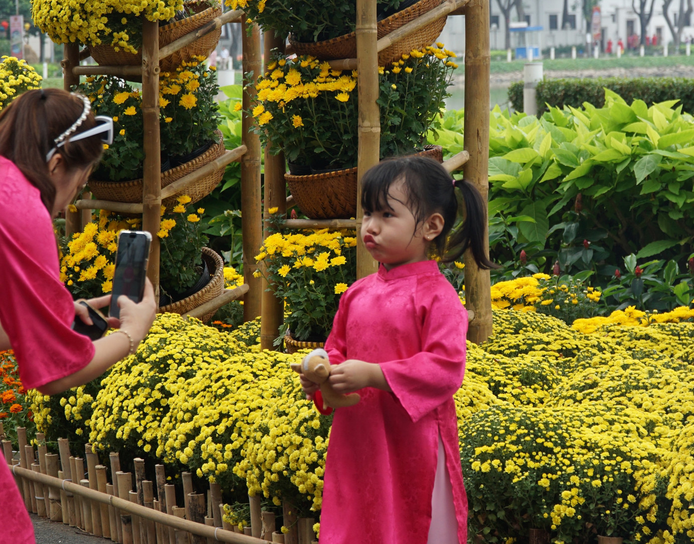 Một... người mẫu nhí đang phụng phịu bên vườn hoa