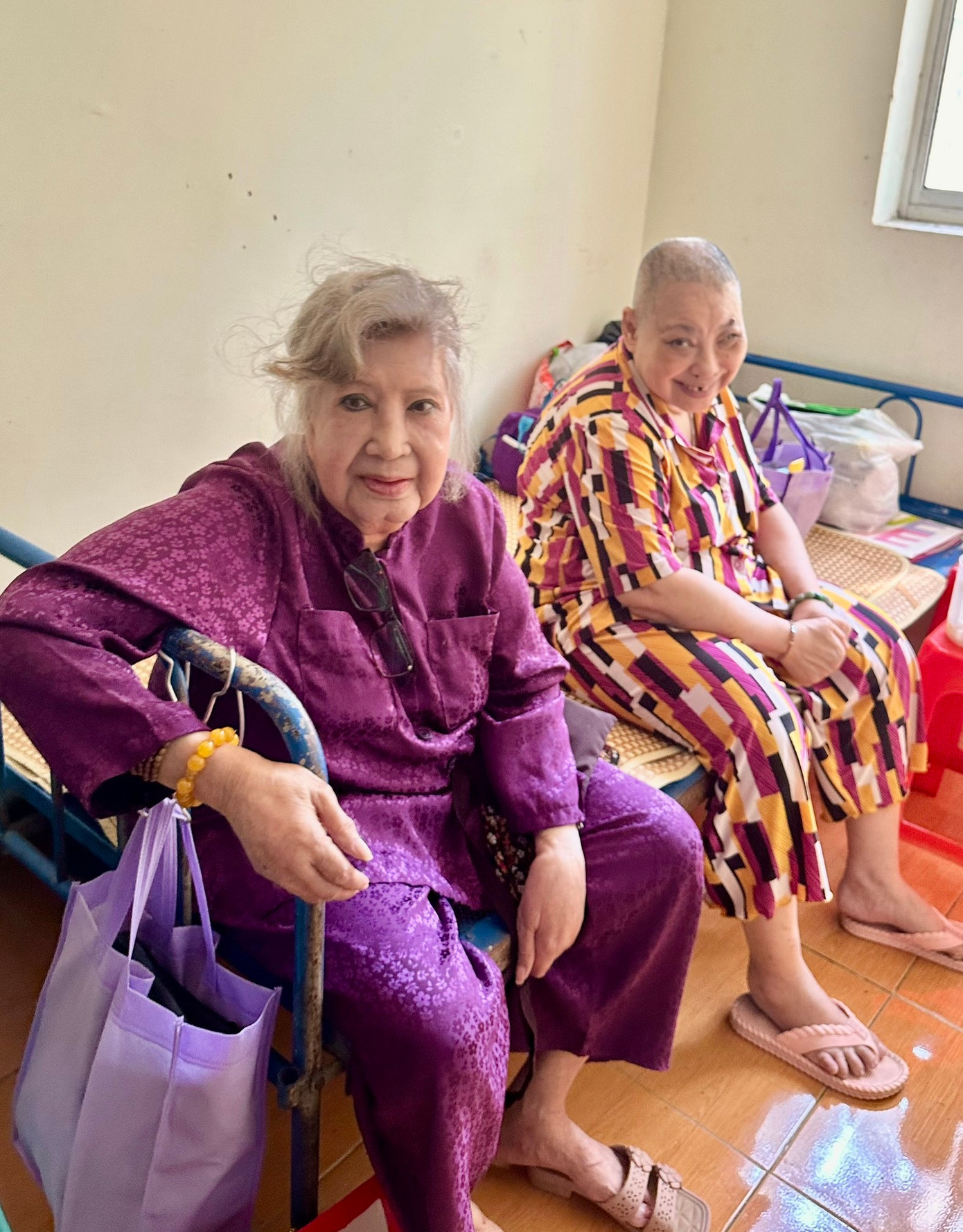 NSƯT Diệu Hiền và con gái trong ngày chia tay nơi ở cũ. NSƯT Diệu Hiền và con gái trong ngày chia tay nơi ở cũ.