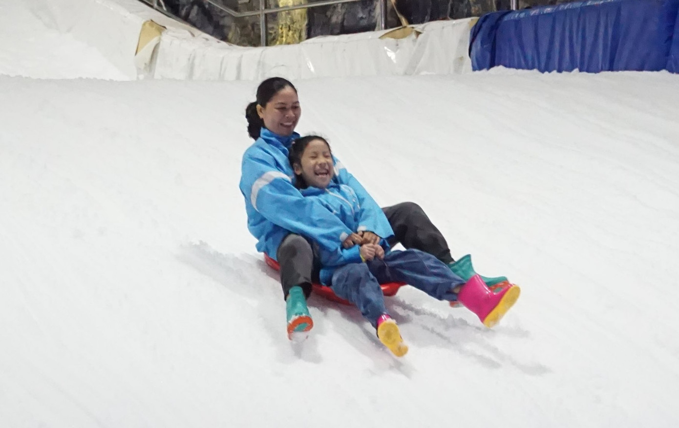 Hai mẹ con cười rất tươi khi lần đầu được trượt trên băng