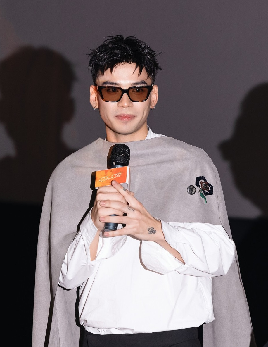 Thể Thiên chia sẻ tại buổi ra mắt album. Thể Thiên chia sẻ tại buổi ra mắt album.