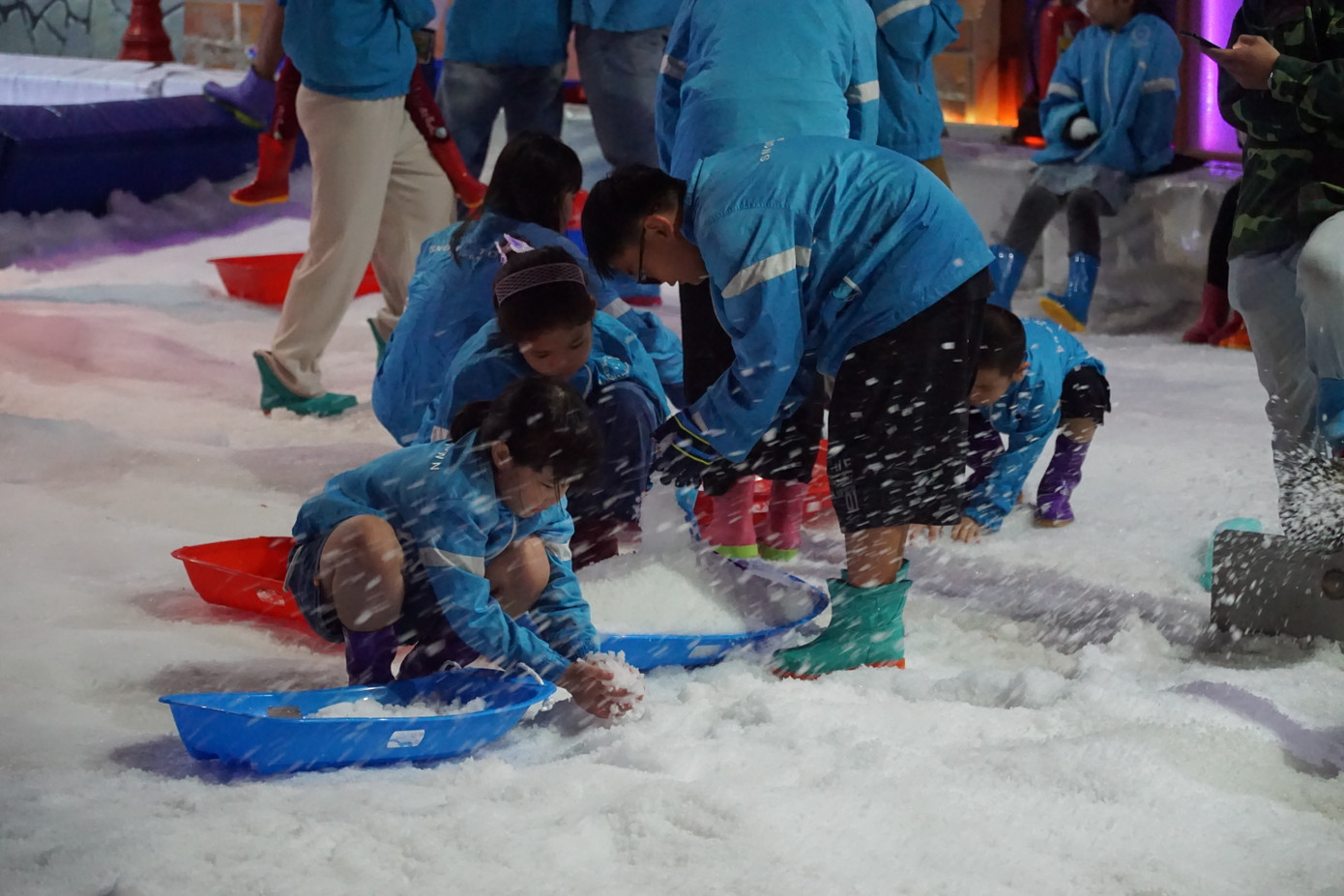 Nhiều em bé mân mê nặn tuyết với đôi tay tê cóng