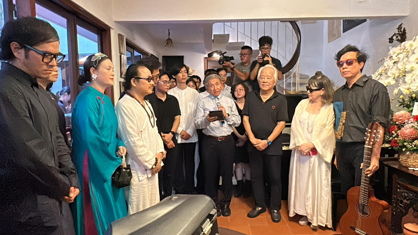 Khách hát nhạc Trịnh bên bàn thờ Trịnh.