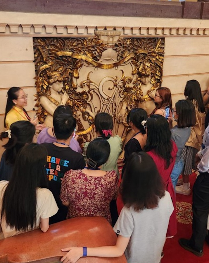 Du khách ngắm nhìn bức phù điêu trang trí có tuổi hàng trăm năm Du khách ngắm nhìn bức phù điêu trang trí có tuổi hàng trăm năm