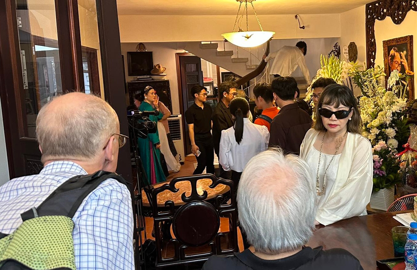 Đông đảo bạn bè và người hâm mộ tới nhà thắp nhang tưởng nhớ Trịnh Công Sơn nhân ngày giỗ thứ 23 của người nhạc sĩ tài hoa