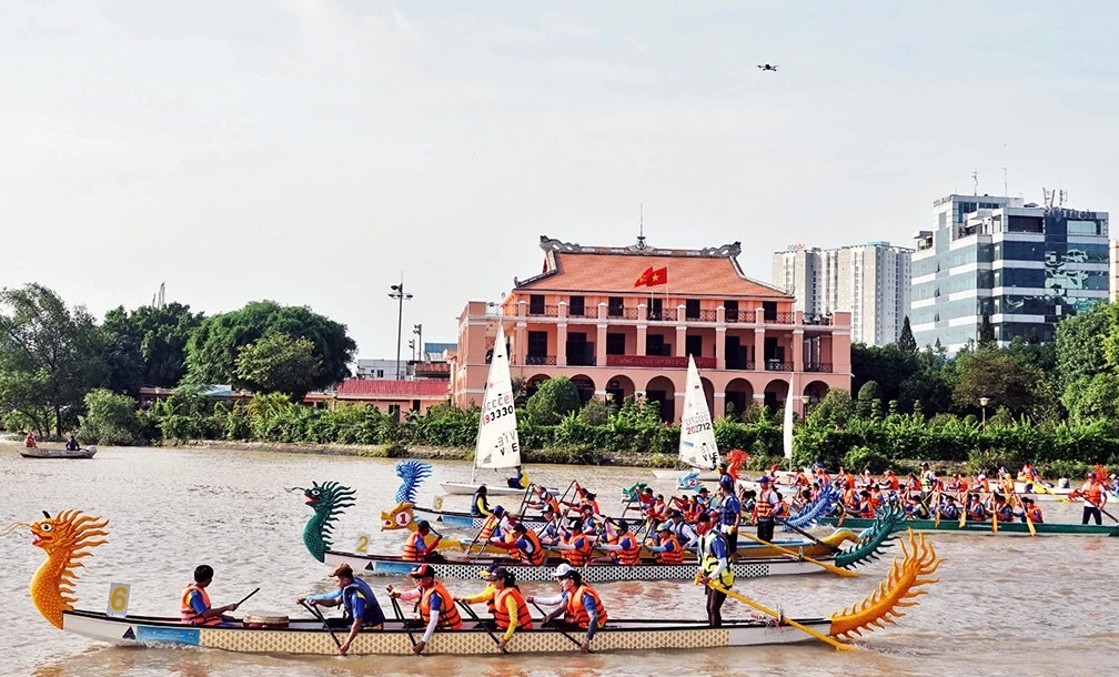 Đua thuyền tại lễ hội Sông nước lần thứ Nhất Đua thuyền tại lễ hội Sông nước lần thứ Nhất