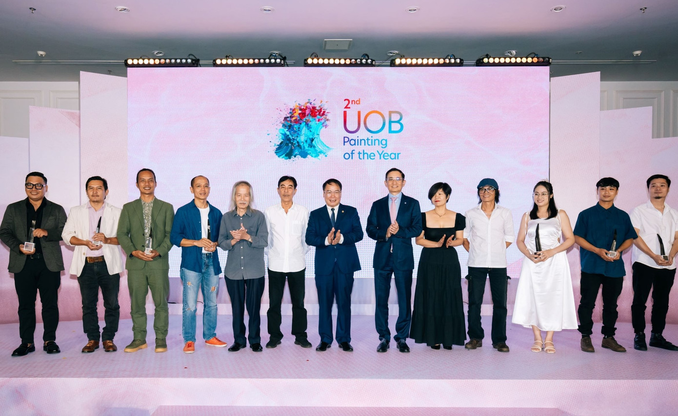 Ban tổ chức trao giải cho các hoạ sĩ Ban tổ chức trao giải cho các hoạ sĩ