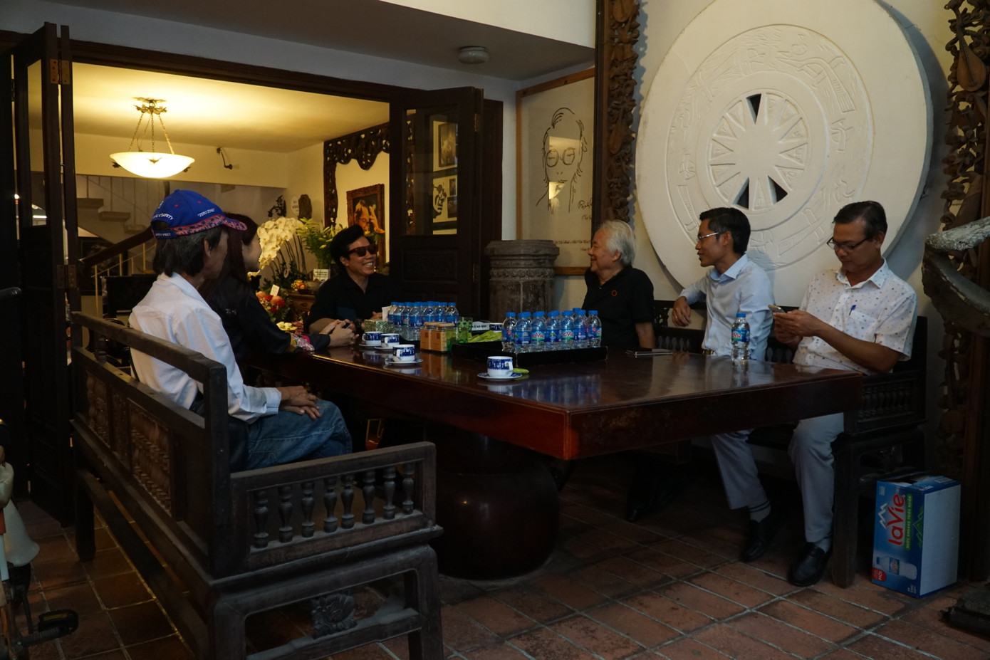 Bạn bè và người hâm mộ sau khi thắp nhang được gia đình Trịnh Công Sơn đón tiếp.