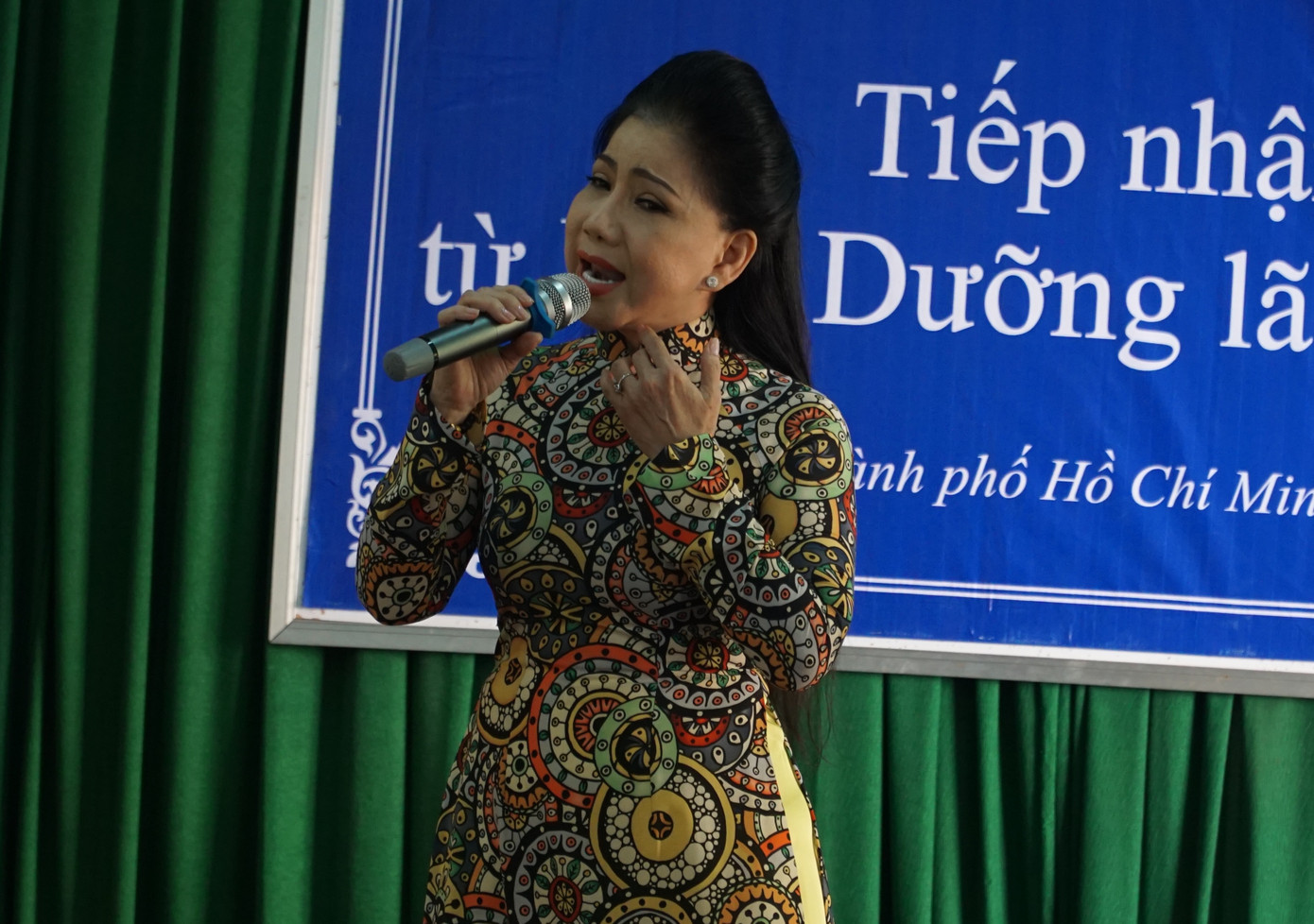 Nghệ sĩ Phượng Loan hát tặng các nghệ sĩ lão thành bài ca tân cổ giao duyên Cánh thiệp đầu xuân.