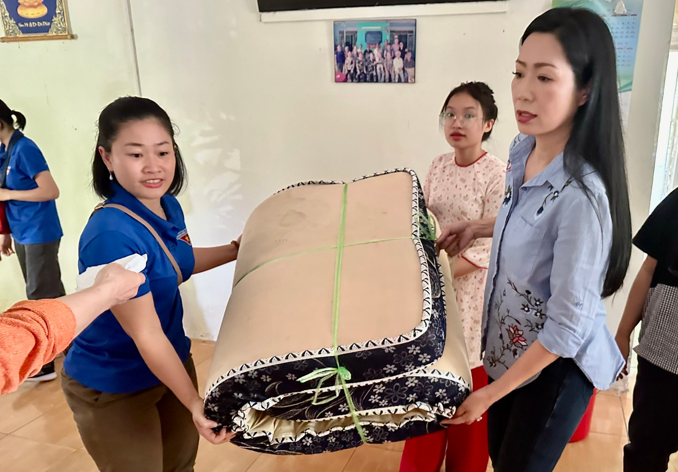 NSND Trịnh Kim Chi cùng các bạn Đoàn viên thanh niên thu dọn đồ đạc của các nghệ sĩ trước khi chuyển đến nơi ở mới. Ảnh: Thanh Hiệp. NSND Trịnh Kim Chi cùng các bạn Đoàn viên thanh niên thu dọn đồ đạc của các nghệ sĩ trước khi chuyển đến nơi ở mới. Ảnh: Thanh Hiệp.