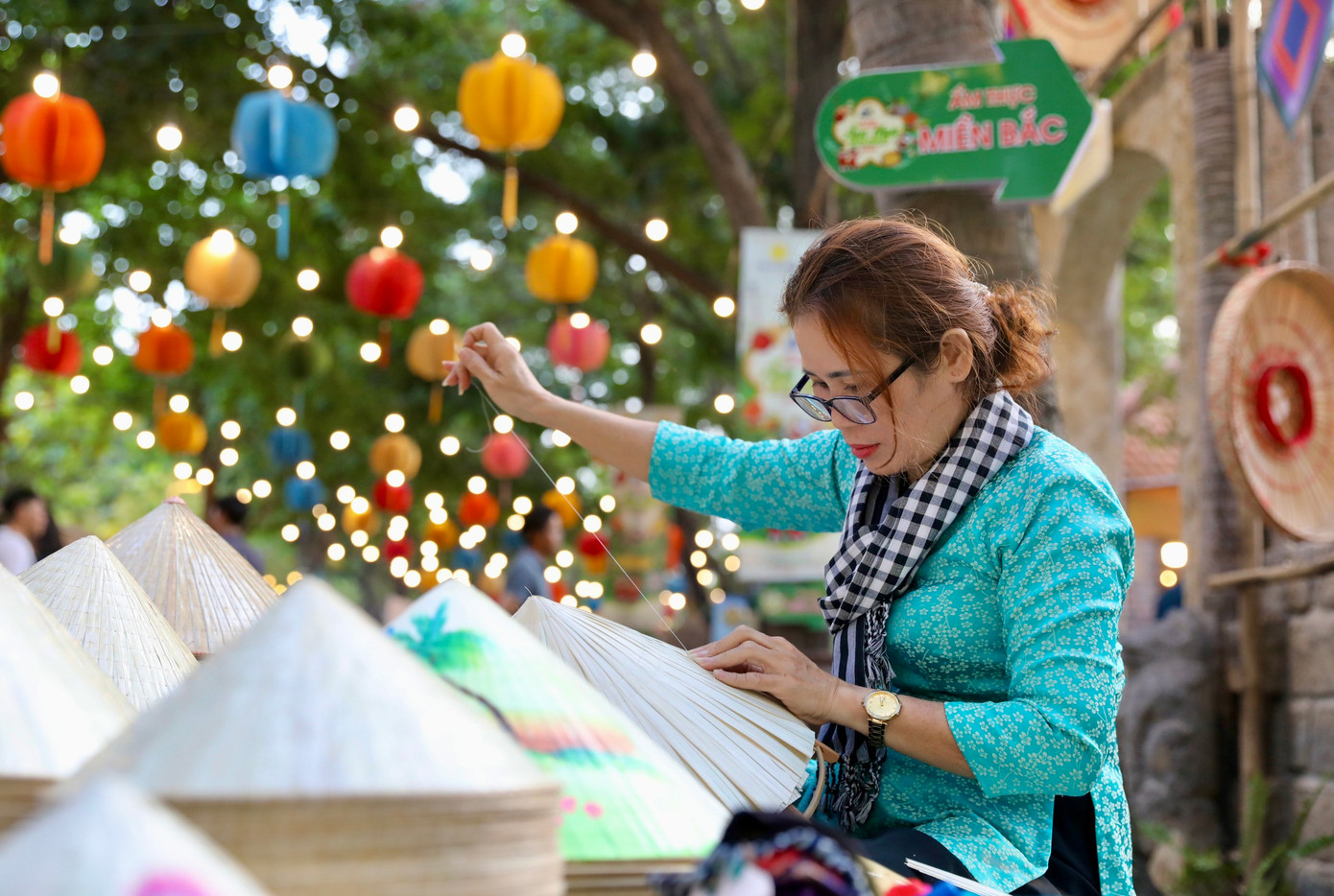 Nghệ nhân giới thiệu nghề chằm nón