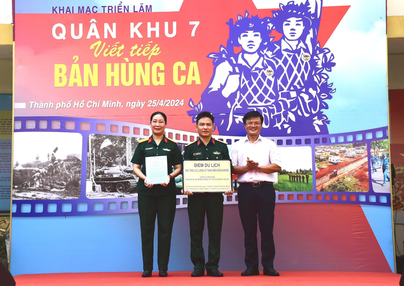 Đại diện Bảo tàng Quân khu 7 nhận quyết định Điểm đến du lịch do Sở Du lịch TPHCM trao