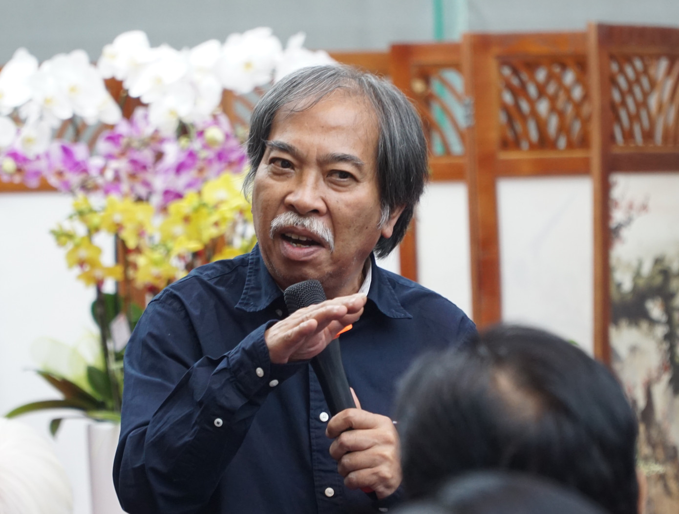 Nhà thơ Nguyễn Quang Thiều: "Càng đọc, tôi càng thấy sự kỳ lạ và khác biệt từ Lê Kiên Thành". Nhà thơ Nguyễn Quang Thiều: "Càng đọc, tôi càng thấy sự kỳ lạ và khác biệt từ Lê Kiên Thành".