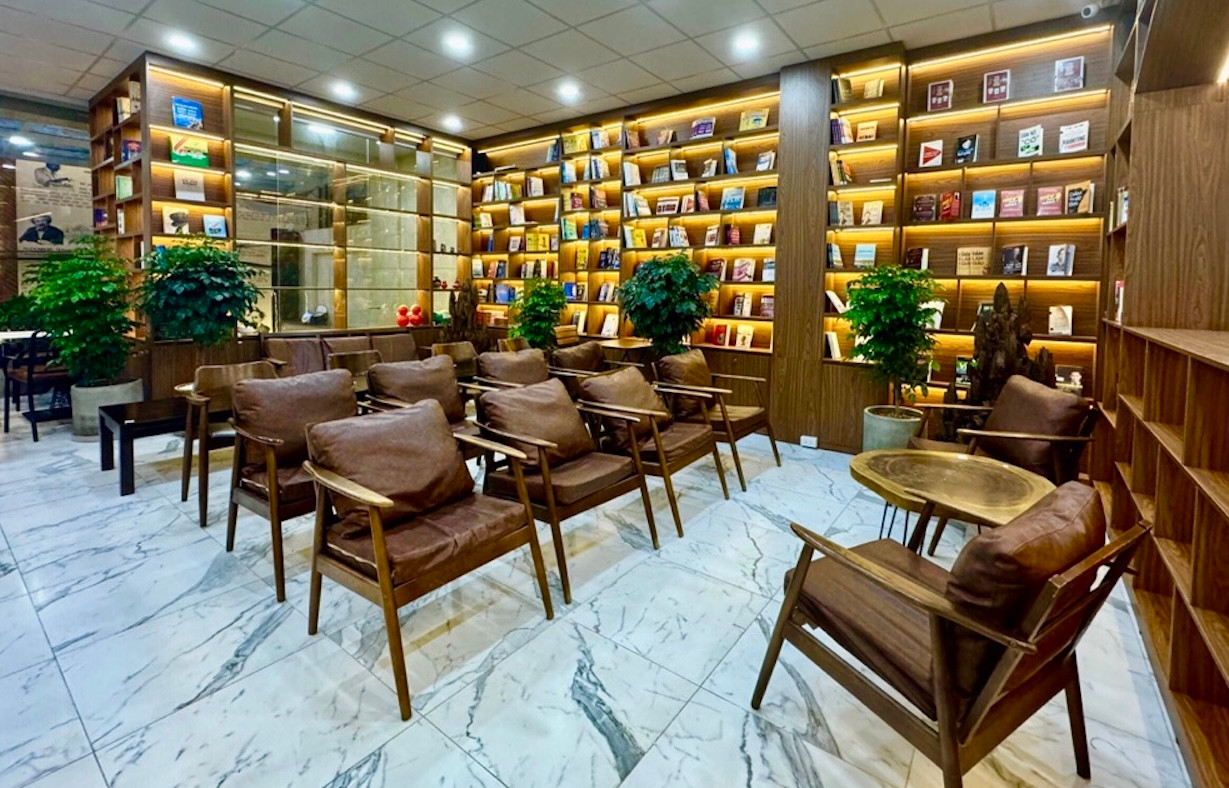 Hàng chục ngàn cuốn sách được đọc miễn phí tại The Wiselands Coffee