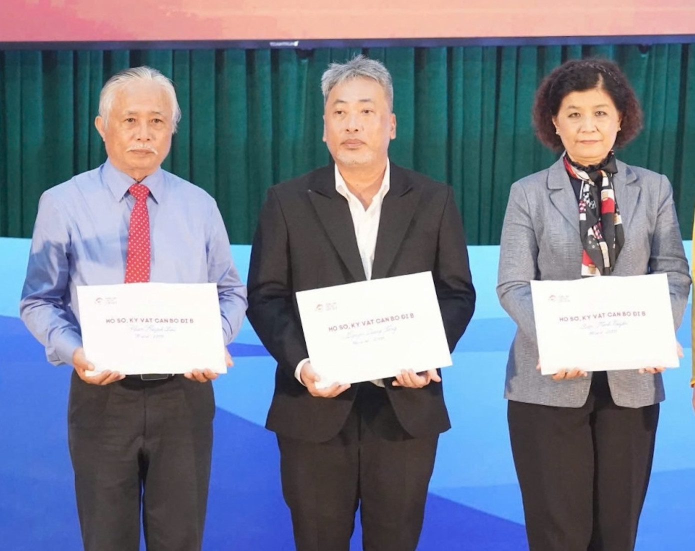 Từ trái qua (đại diện các gia đình nhạc sĩ Phan Huỳnh Điểu, nhà văn Nguyễn Quang Sáng và nhạc sĩ Diệp Minh Tuyền) nhận lại hồ sơ các nghệ sĩ.