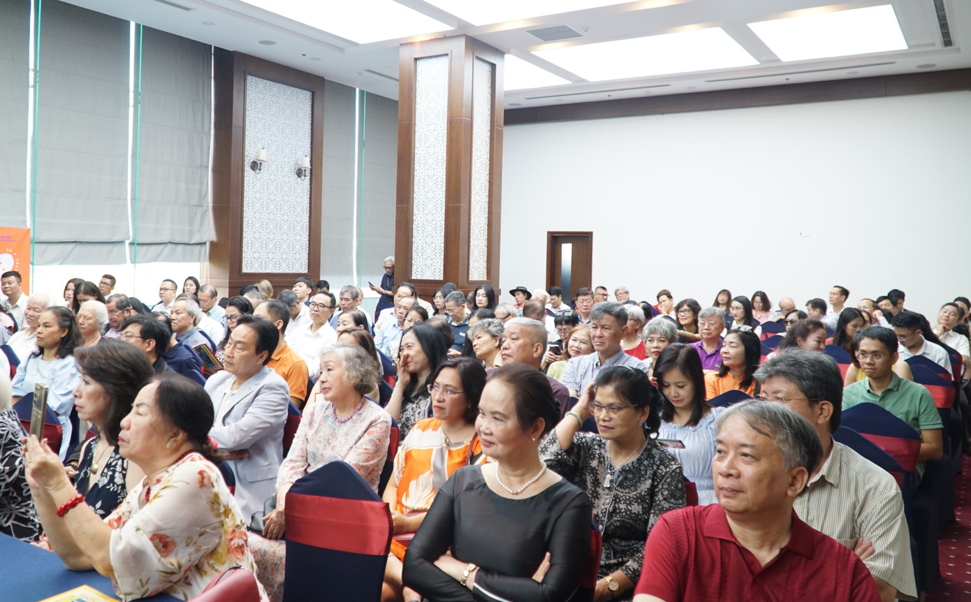 Hàng trăm bạn đọc tại TPHCM tham dự buổi ra mắt cuốn sách Hàng trăm bạn đọc tại TPHCM tham dự buổi ra mắt cuốn sách