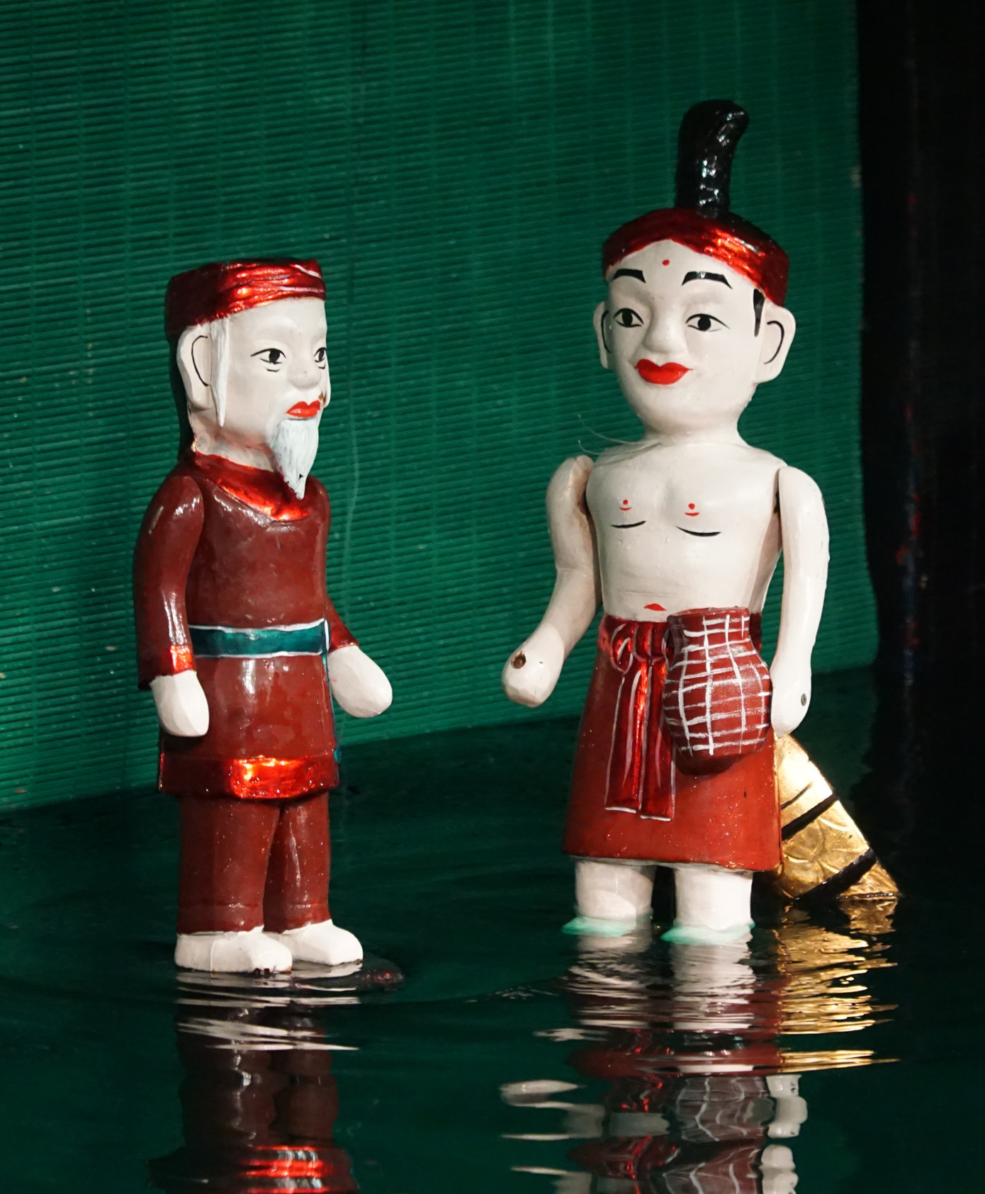 Yết Kiêu trò chuyện với Già làng.