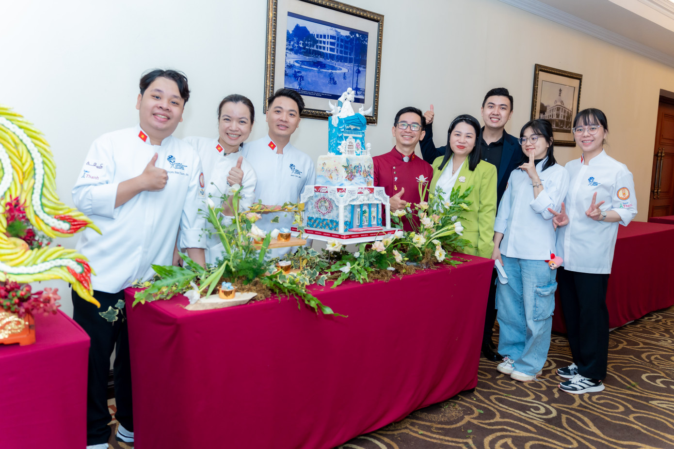 Các nghệ nhân đang giới thiệu một món bánh được thực hiện công phu, bắt mắt