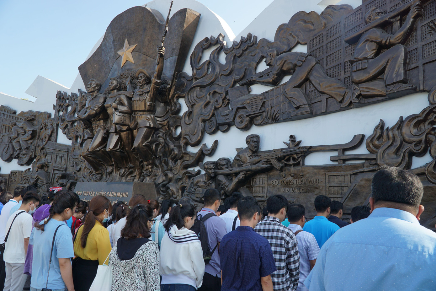 Các du khách thăm quan cúi đầu tưởng niệm sự hi sinh của các chiến sĩ