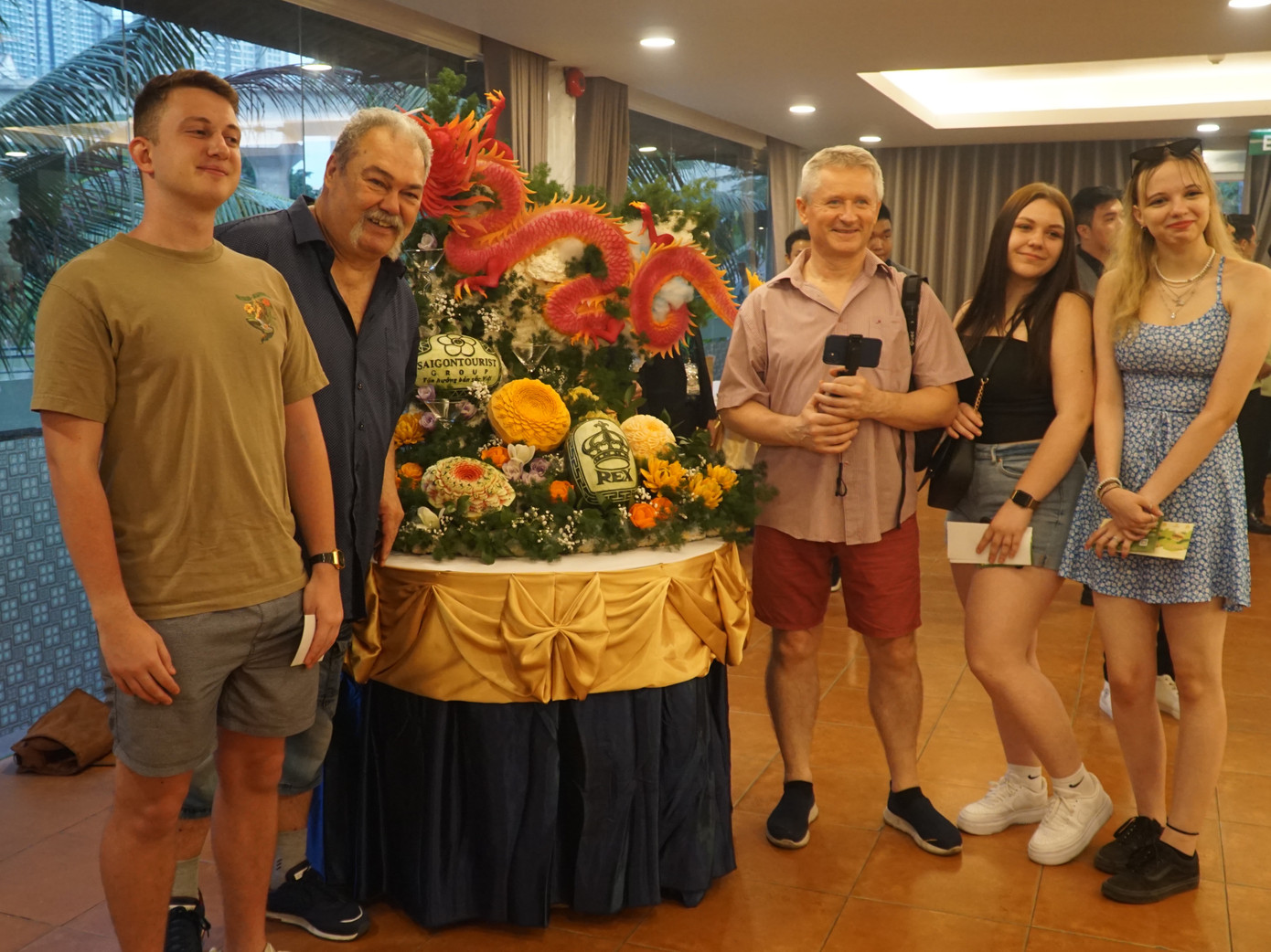 Các du khách nước ngoài chụp hình bên món ăn được các nghệ nhân trình bày công phu, đẹp mắt