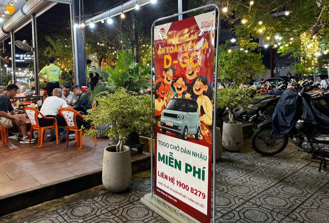 Một bảng hiệu thông báo chở khách miễn phí tại một nhà hàng trung tâm TPHCM