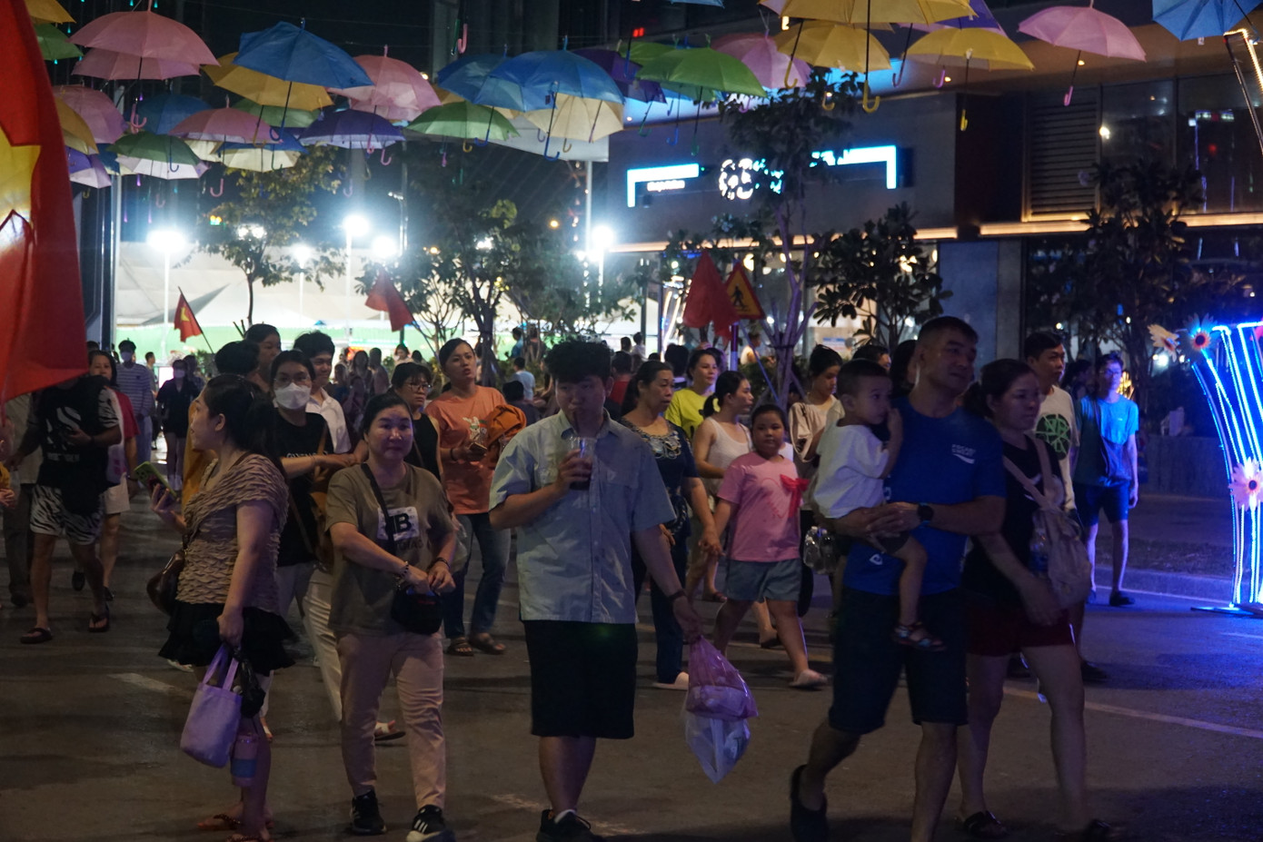 Du khách lũ lượt đến với lễ hội