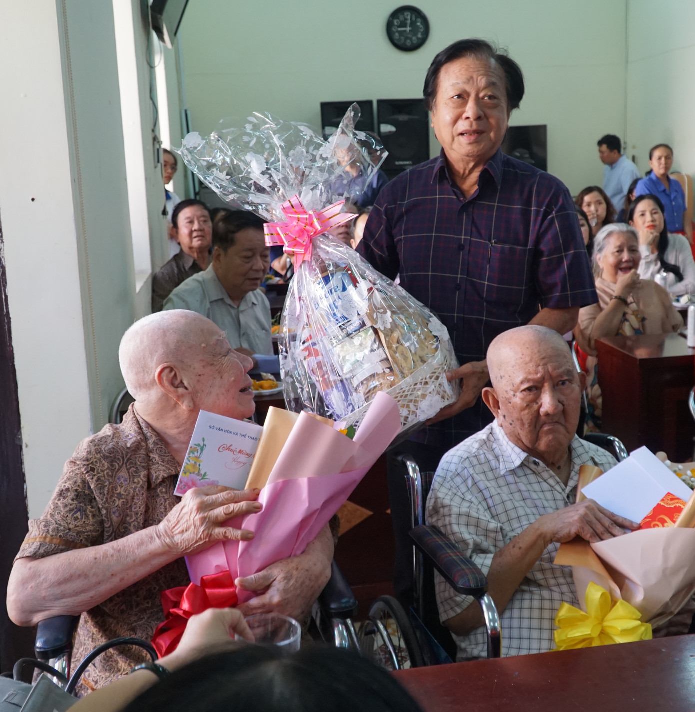 NSND Trần Ngọc Giàu - Chủ tịch Hội Sân khấu tặng quà cho các nghệ sĩ lão thành.