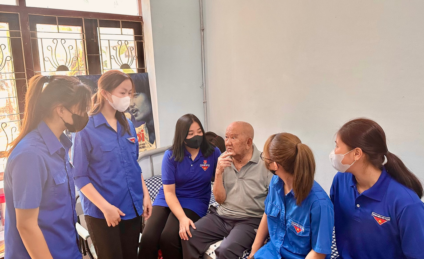 Nghệ sĩ Mạc Can đang trò chuyện với các bạn trẻ. Ảnh: Thanh Hiệp. Nghệ sĩ Mạc Can đang trò chuyện với các bạn trẻ. Ảnh: Thanh Hiệp.