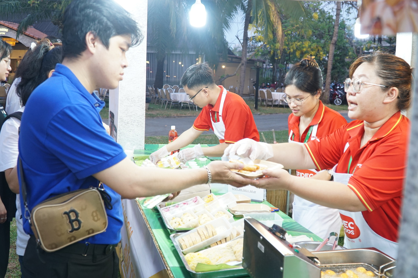 Khách xếp hàng mua đồ ăn