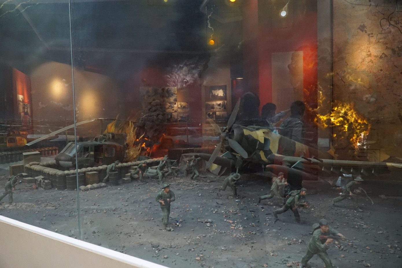 Lực lượng quân Giải phóng đánh chiếm sân bay Tân Sơn Nhất