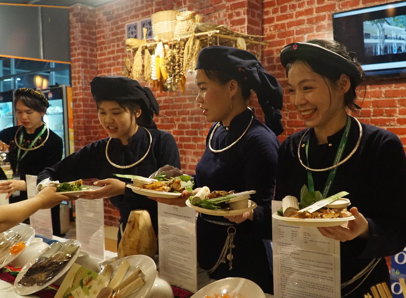 Các cô gái Cao Bằng đang giới thiệu đặc sản quê mình