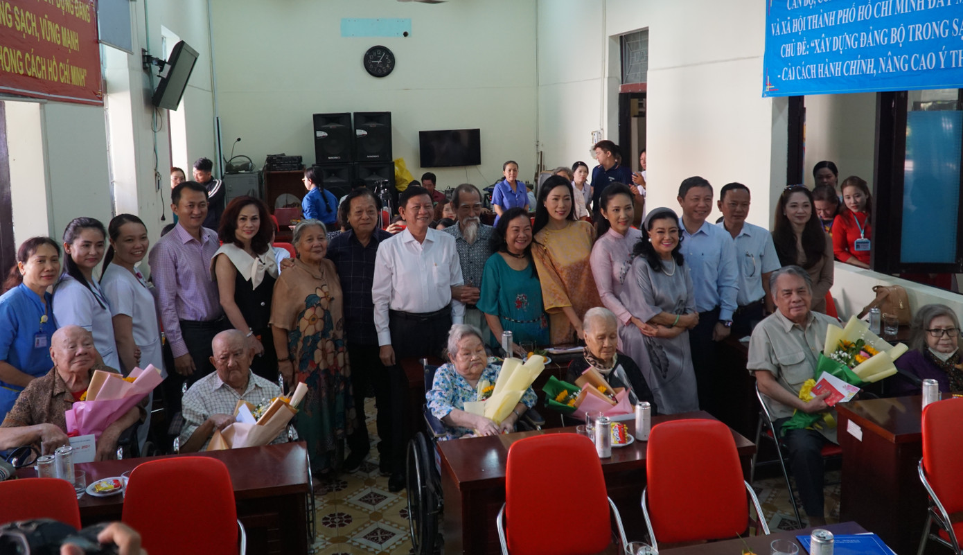 Các nghệ sĩ lão thành chụp hình chung với lãnh đạo TPHCM trong lễ tiếp nhận.