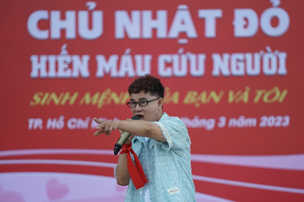 Ca sĩ - nhạc sĩ Cáp Anh Tài trong chương trình Chủ Nhật Đỏ.