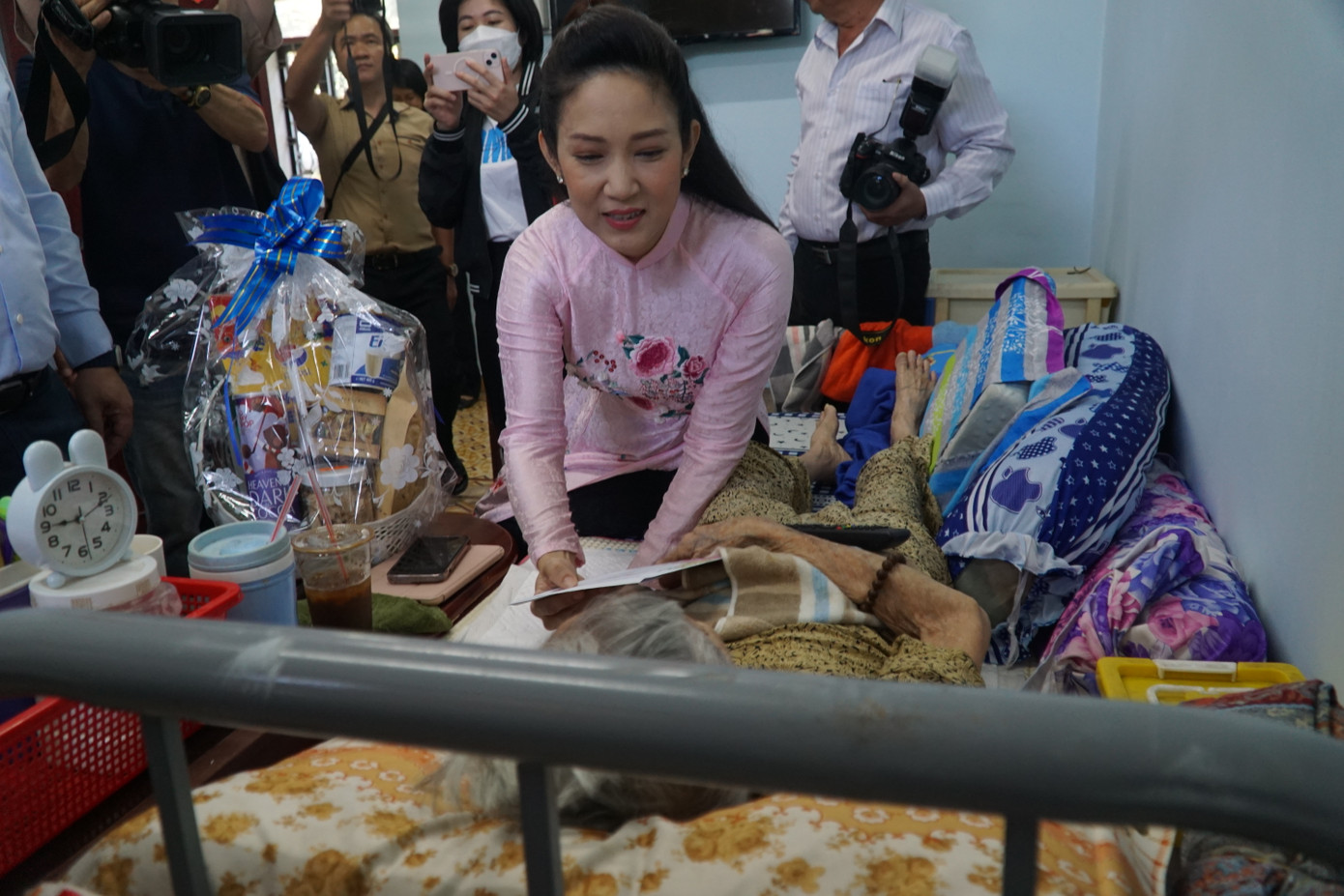 NSND Thanh Thúy thăm và tặng quà cho nghệ sĩ Ngọc Bê tại nơi ở mới.