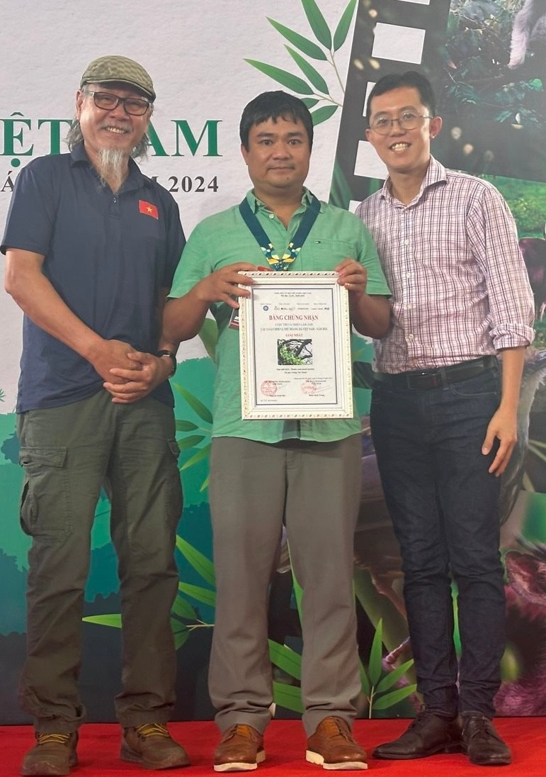 Ban tổ chức trao giải nhất cho đại diện tác giả dự thi. Ban tổ chức trao giải nhất cho đại diện tác giả dự thi.